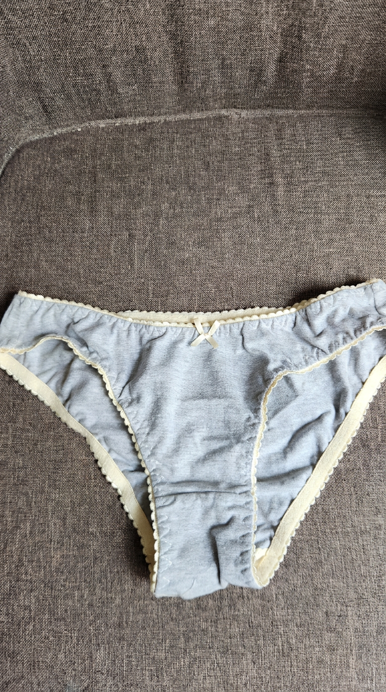 Bikini clásico de algodón y encaje gris, color gris
